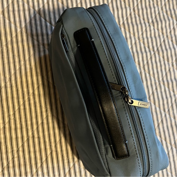 Away Unisex Toiletries Kit - Picture 3 of 6